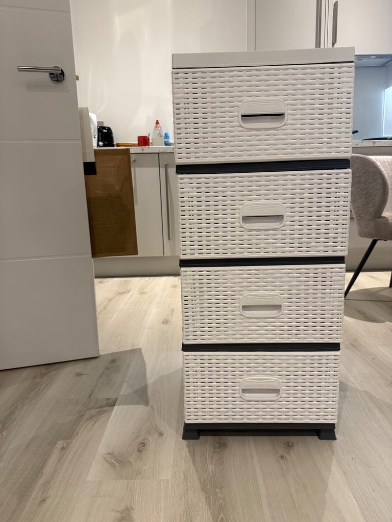 Plastic Chest of Drawers in Barking Riverside
