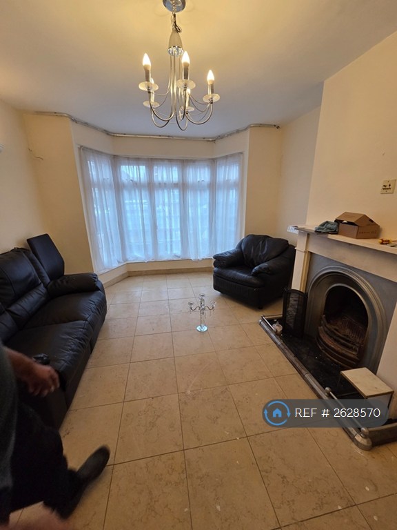 3 bedroom house in Clyfford Road, Ruislip, HA4 (3 bed) (#2628570)
