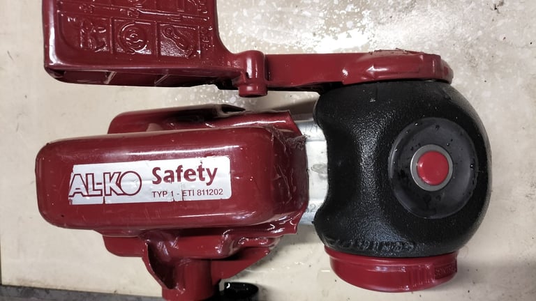 Lockable tow hitch 