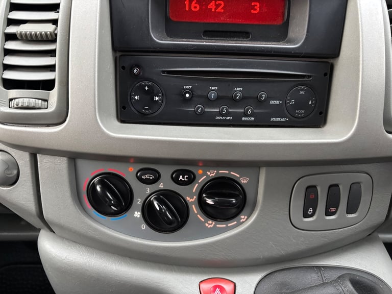 RENAULT TRAFIC 2.0TD DCI SL27 SPORT MINIBUS 1 OWNER FROM NEW ONLY DONE 117,000 MILES