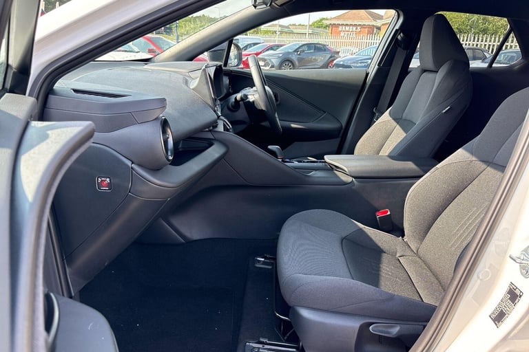 2025 Toyota C-HR 2.0 PHEV Design 5dr CVT SUV Hybrid Automatic