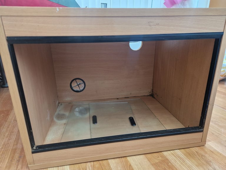 Reptile enclosure vivarium glass front