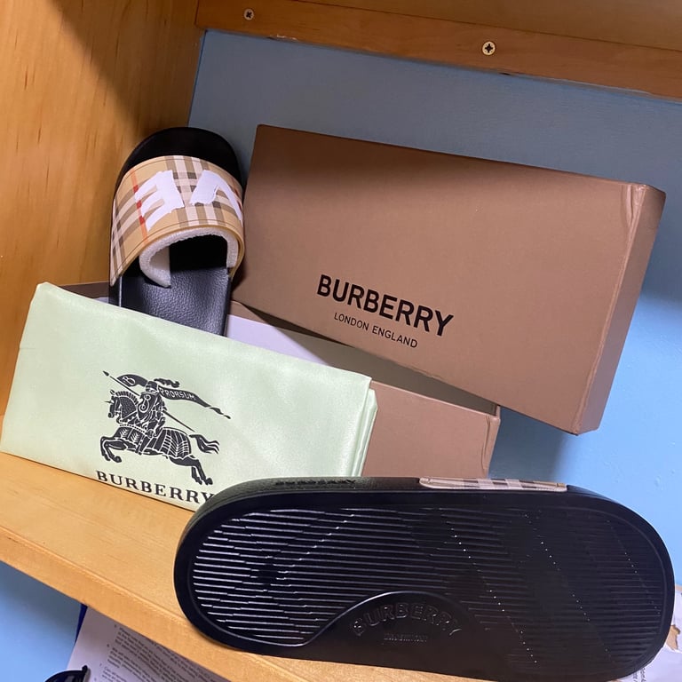 Burberry Sliders Limited Edition LOVE