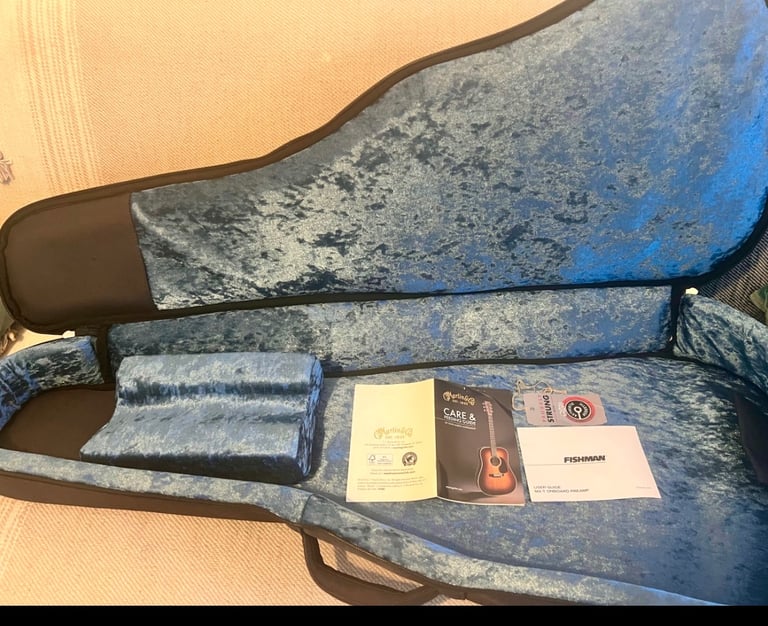 Martin 000-10e All solid wood Martin accoustic guitar with fishman pickup 