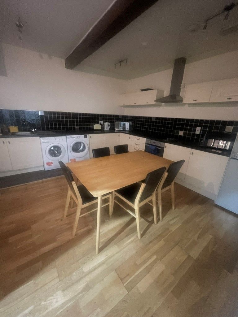 Spacious and modern three-bedroom apartment in city centre