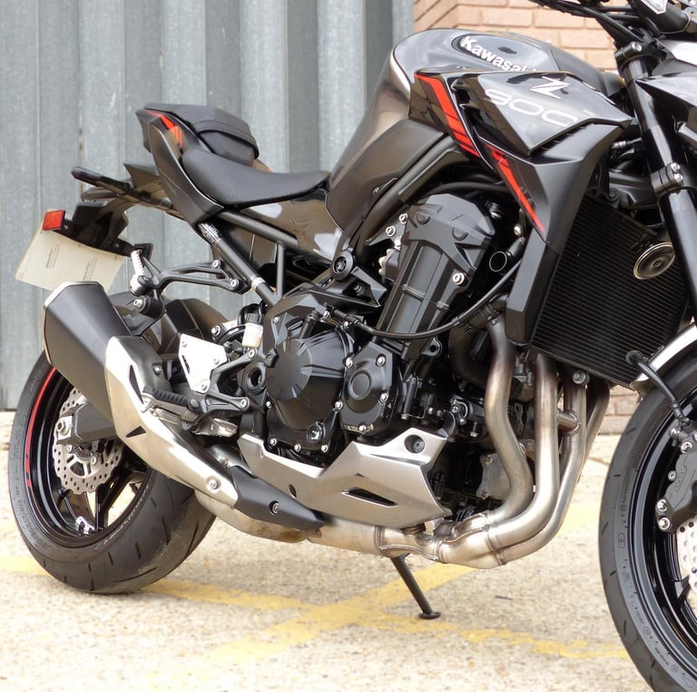 2024 KAWASAKI Z900 FPFNN, STUNNING LOW MILEAGE 1-OWNER MOTORCYCLE.