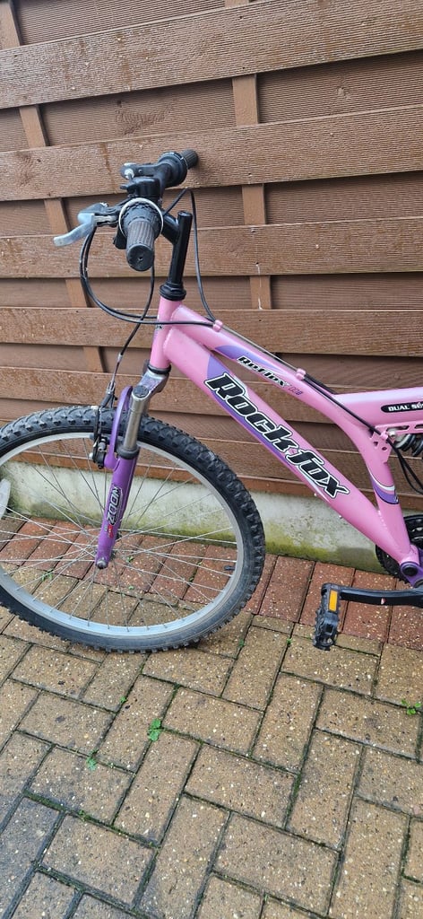 ROCKFOX REFLEX DUAL SUSPENSION 18 INCH FRAME 26 INCH WHEELS. VERY GOOD.