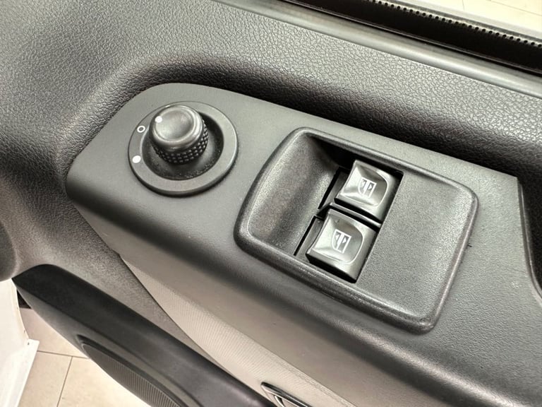 2015 Renault Trafic 1.6 dCi 27 Business camper conversion, 6 seats 5dr Diesel Manual SWB Standa C...