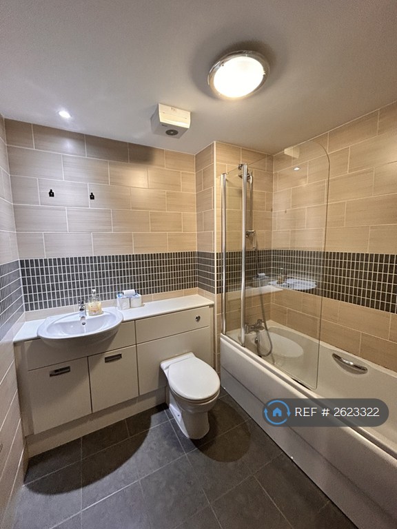 3 bedroom flat in Chesterfield Gardens, Glasgow, G12 (3 bed) (#2623322)