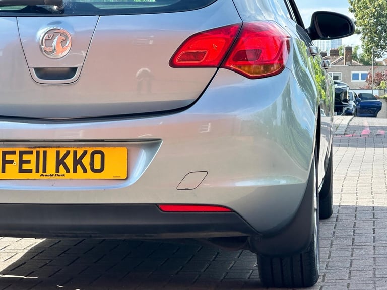 2011 Vauxhall Astra 1.4 16v Exclusiv Euro 5 5dr HATCHBACK Petrol Manual