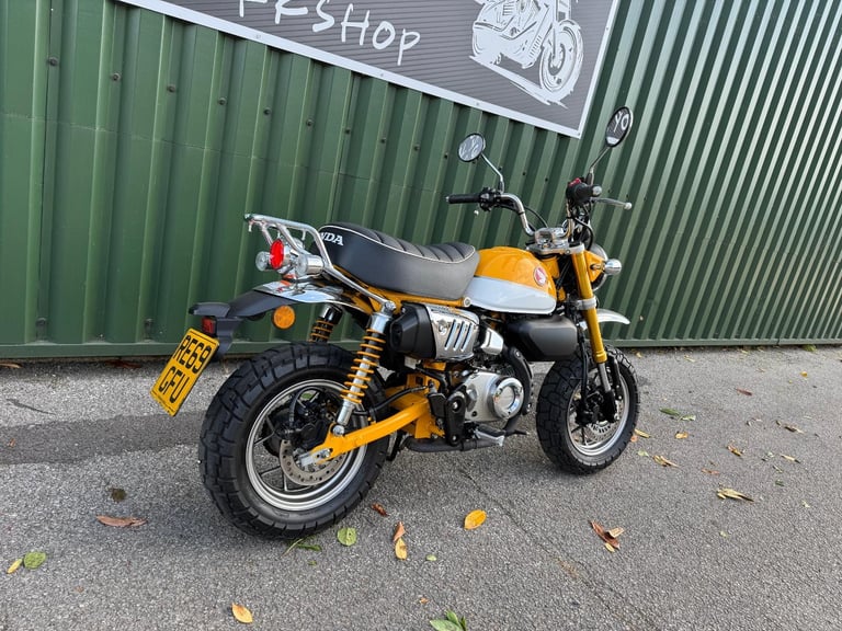 Honda Z125 MA-K Monkey Bike 2019 Yellow and White 1 Owner 880 Miles Rack Fitted