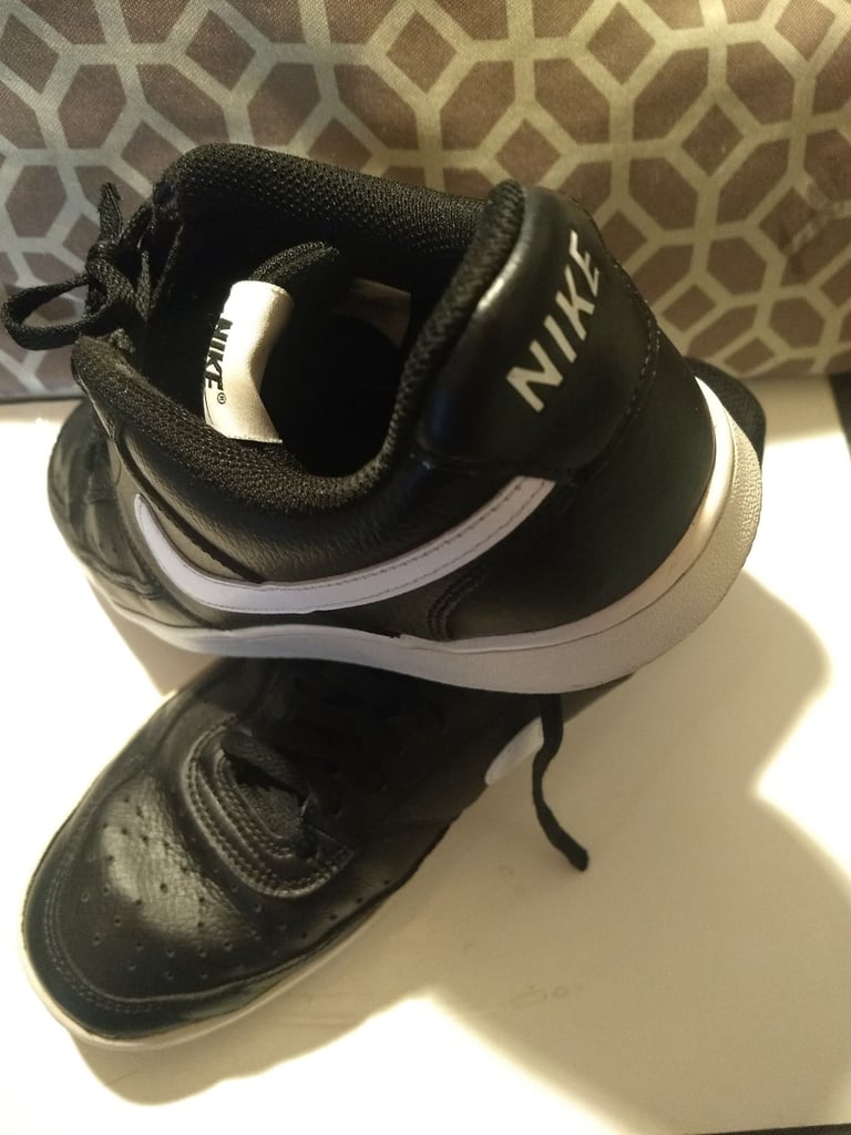 Nike leather trainers. black 7.5 size (EUR 42)