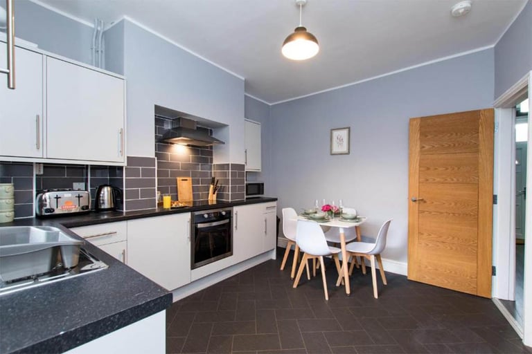 Beautifully Presented 5-Bedroom Terraced Home **COMPANY LET / R2R DEAL**