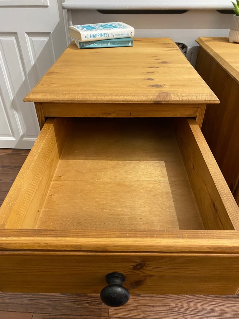 2 bedside tables 