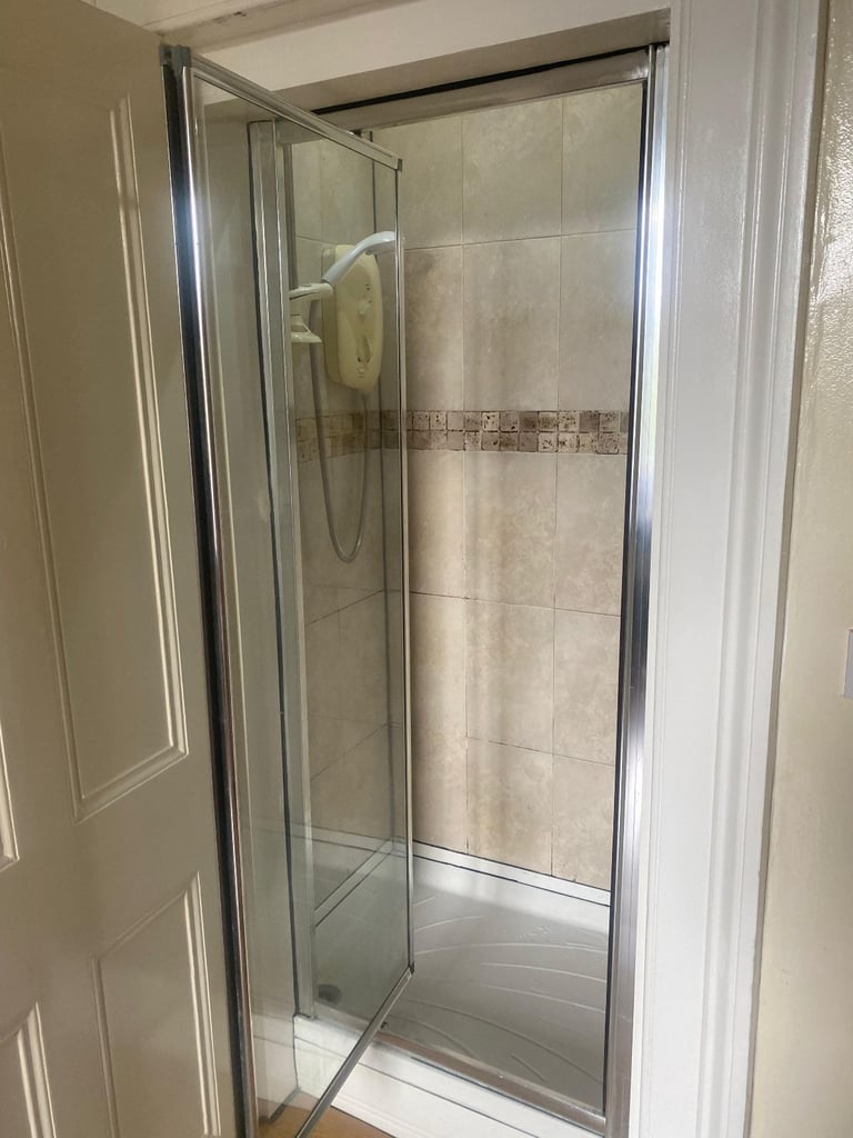CITY CENTER LUXUARY DOUBLE ROOM ALL BILLS INCLUDED NEAR PRINCESS STREET 