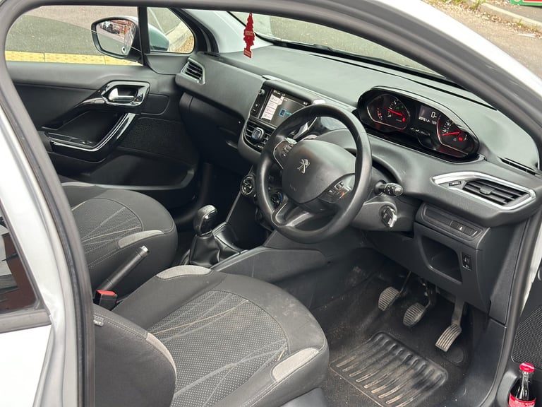 Peugeot, 208, Hatchback, 2012, Manual, 1199 (cc),3 doors - Image 7