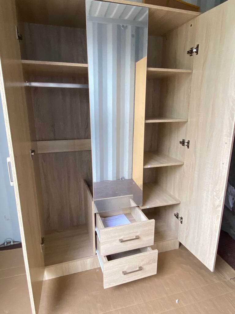 Mirrored 3 door wardrobe_ Brand new 