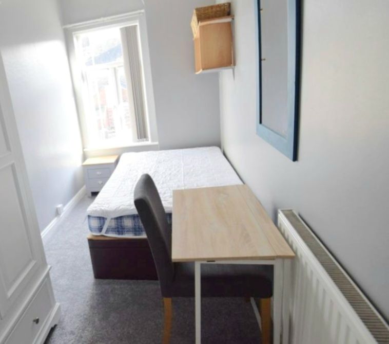 ***Stylish Professional Bedroom in Winchester Location***