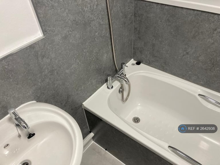 2 bedroom flat in Templar Street, Dover, CT17 (2 bed) (#2642938)