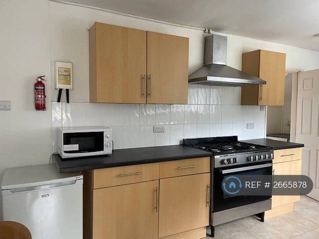 6 bedroom house in Applegarth Avenue, Guildford, GU2 (6 bed) (#2665878)
