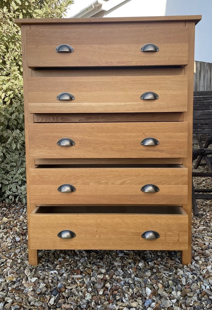 Solid oak chest of drawers 