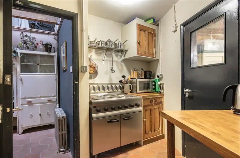 Office Studio Space with mezzanine £700 p/m work only - Available immediately 