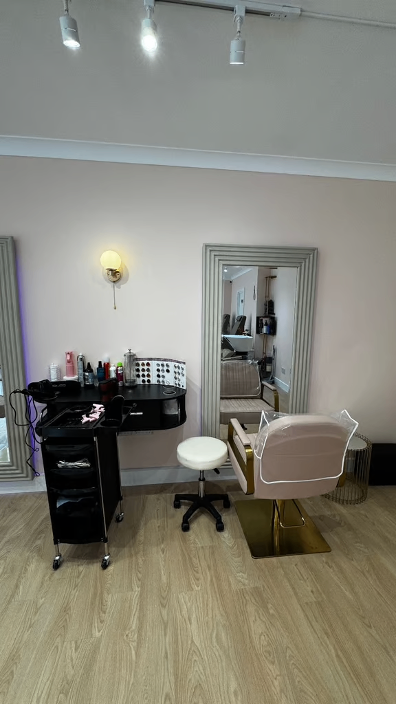 image for Hairdresser Chair Available 🪑 – Boutique Medspa in Hampstead (NW2)