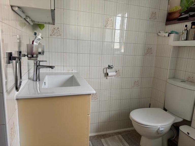 Bright double room in Grays – £700/month + £300 deposit.