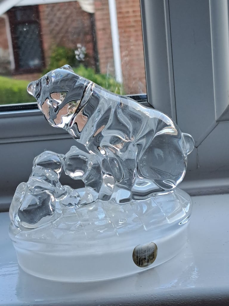 Beautiful vintage glass cat and kittens 