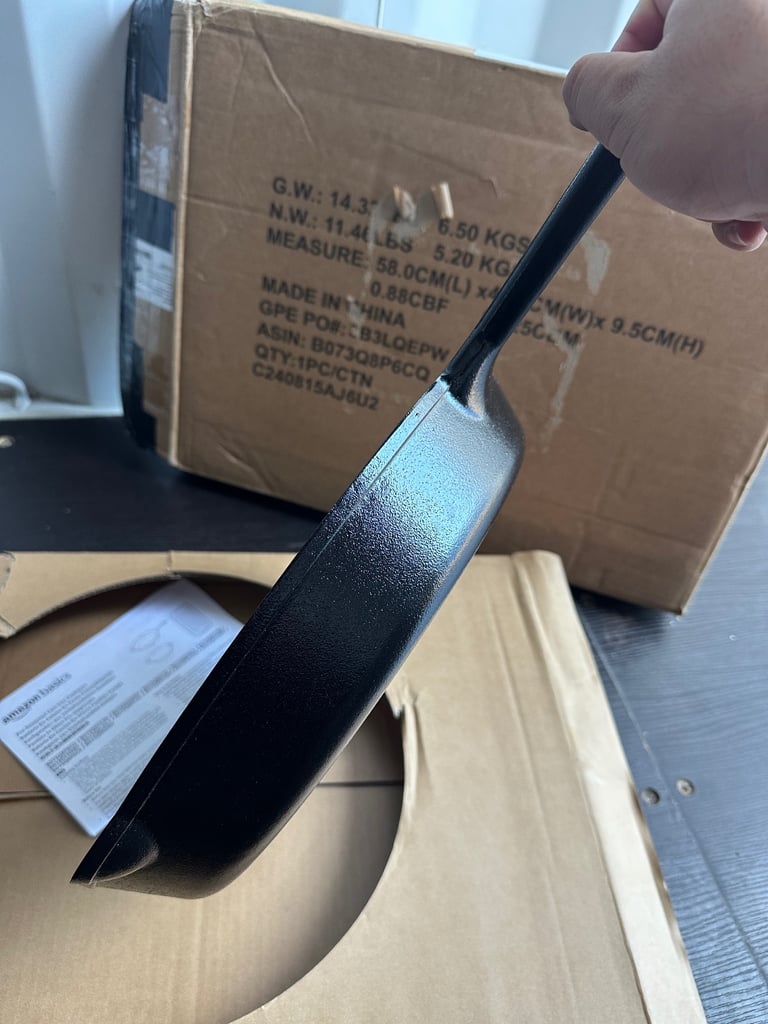 Amazon Basics Pre-Seasoned Cast Iron Skillet 38.1cm Heavy Duty Cooking Pan