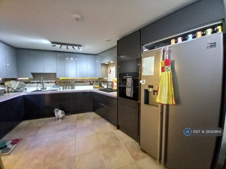 image for 3 bedroom flat in St. Georges Grove, London, SW17 (3 bed) (#2642464)