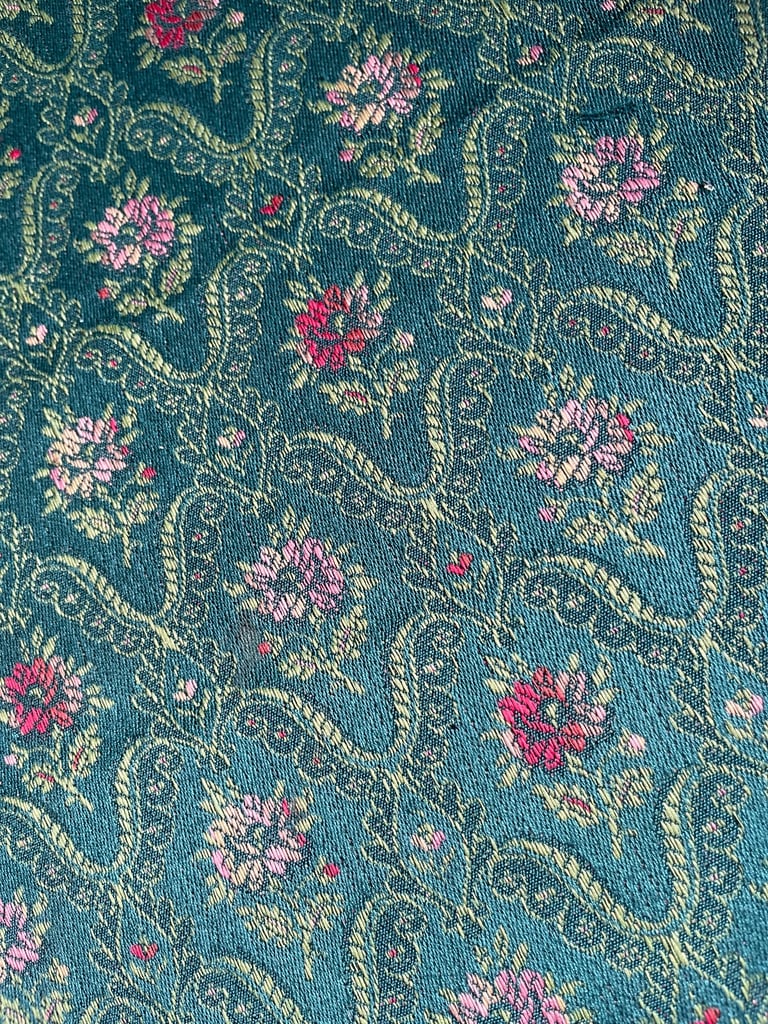 Free armchair on castors . Classic style 