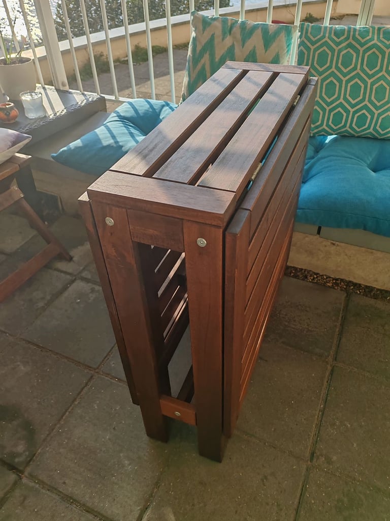 Folding garden / patio table and 4 folding chairs