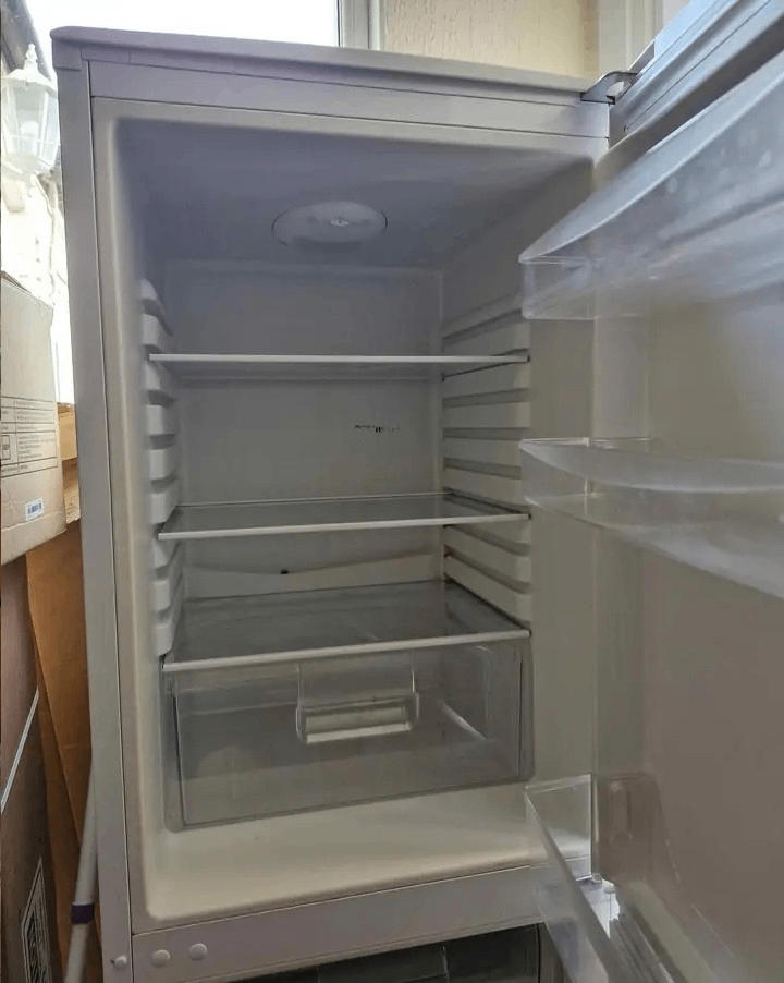 White frost free fridge freezer+good working order+DELIVERY 