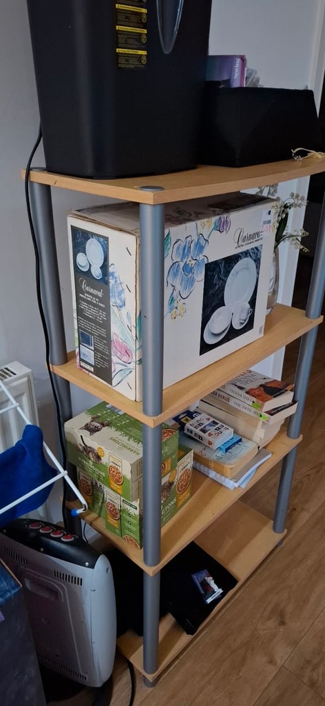 Free-standing shelf rack
