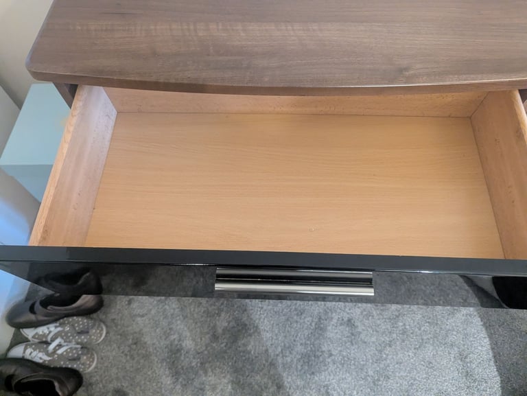 Bedroom Set Chest of Drawers and Bedside Table