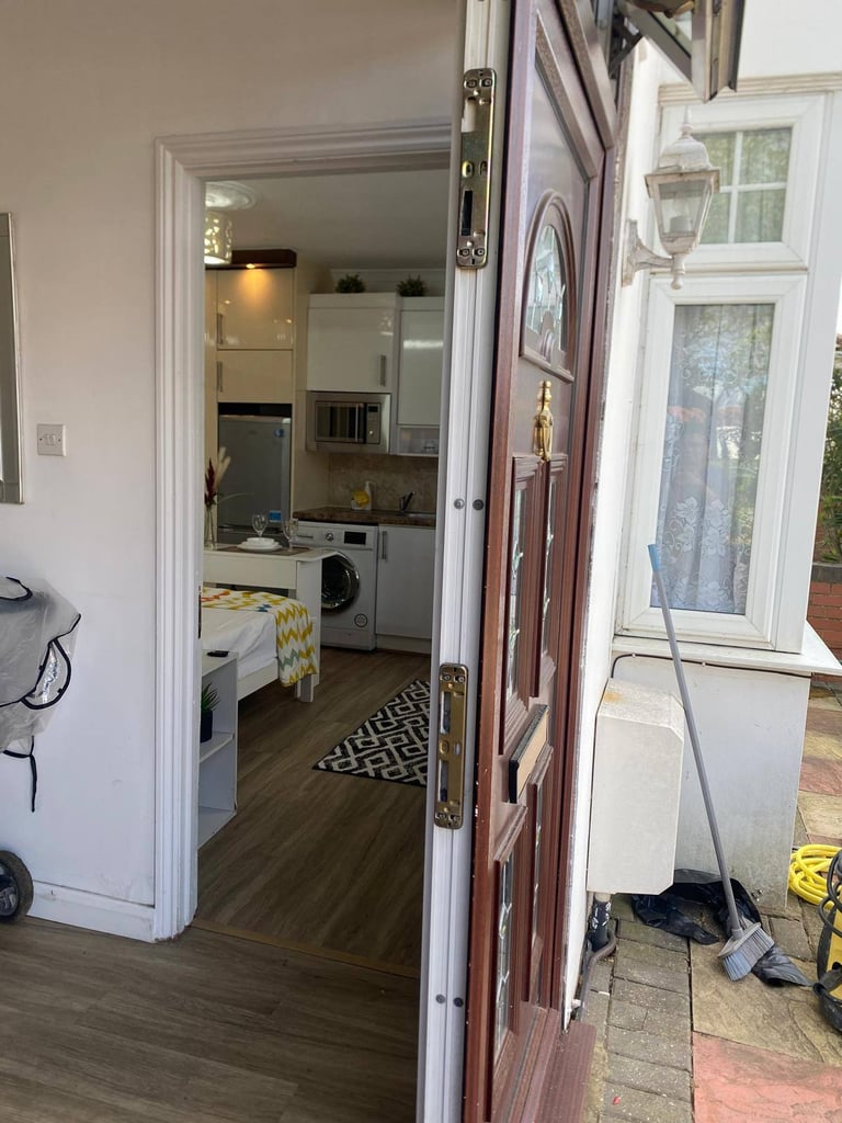 Seperate & Spacious Studio for Rent – TW4 5JL