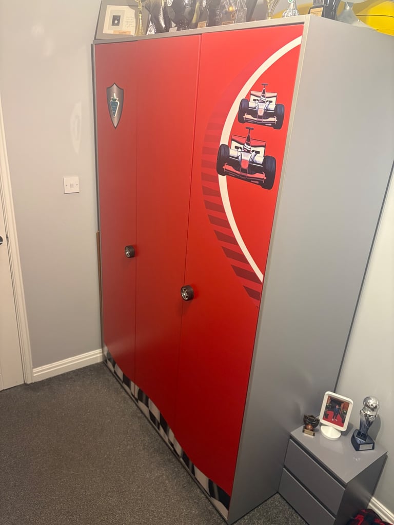 Racing car bedroom furniture 