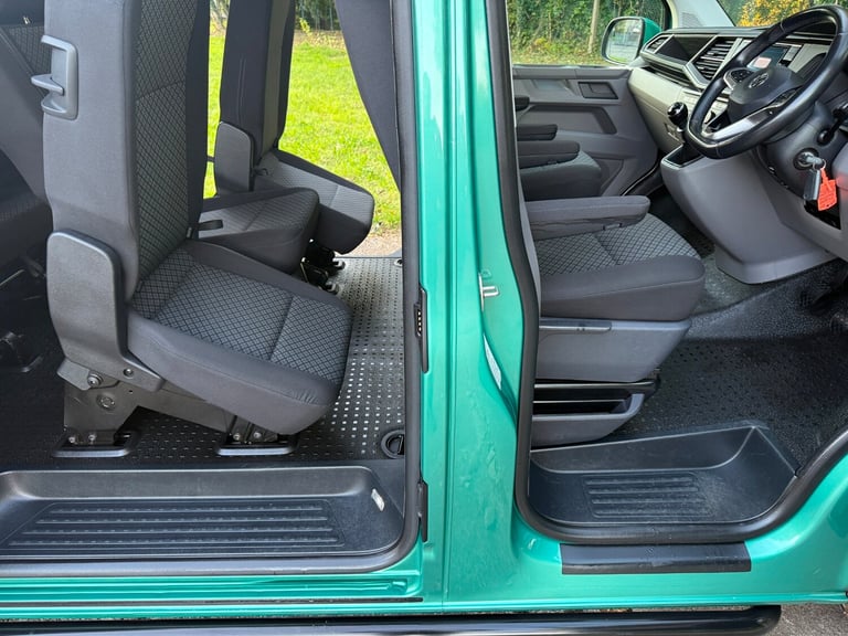2020 VOLKSWAGEN TRANSPORTER T6.1 8 SEAT SHUTTLE SWB IN BAY LEAF GREEN - EURO
