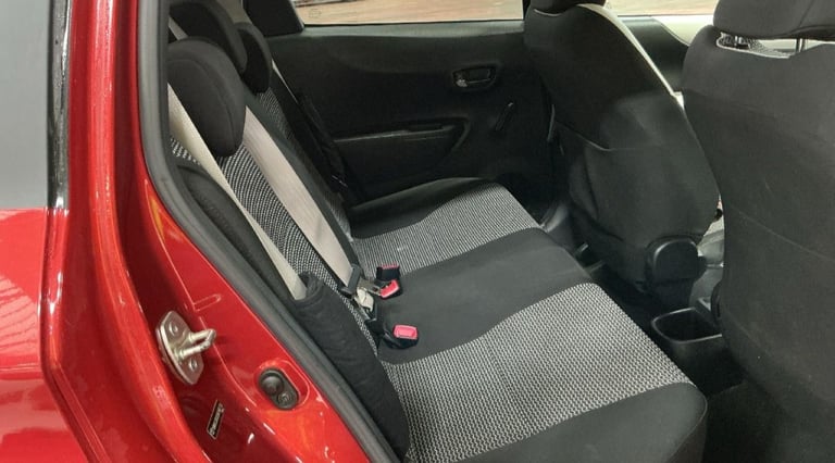 Toyota yaris 1.3 VVT-I Trend petrol late 2013 ulez compliant 