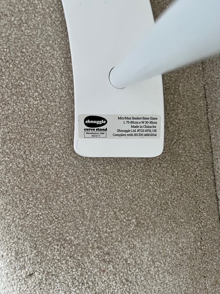 Shnuggle Dreami White Grey Moses basket & Curve Rocking Stand, Mattress & 2 Sheets