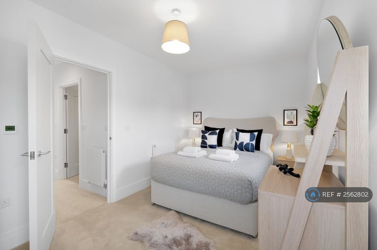 3 bedroom house in Green Park Village, Reading, RG2 (3 bed) (#2562802)