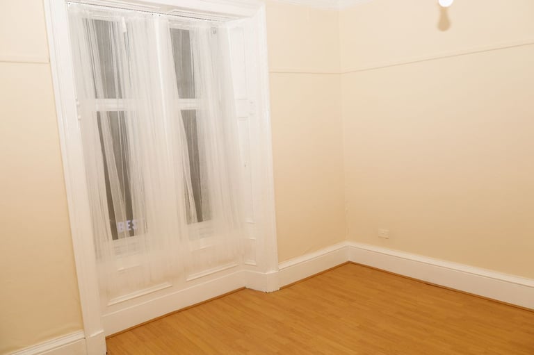 Newly Decorated 3-Bedroom Flat for Rent – Glasgow South Side