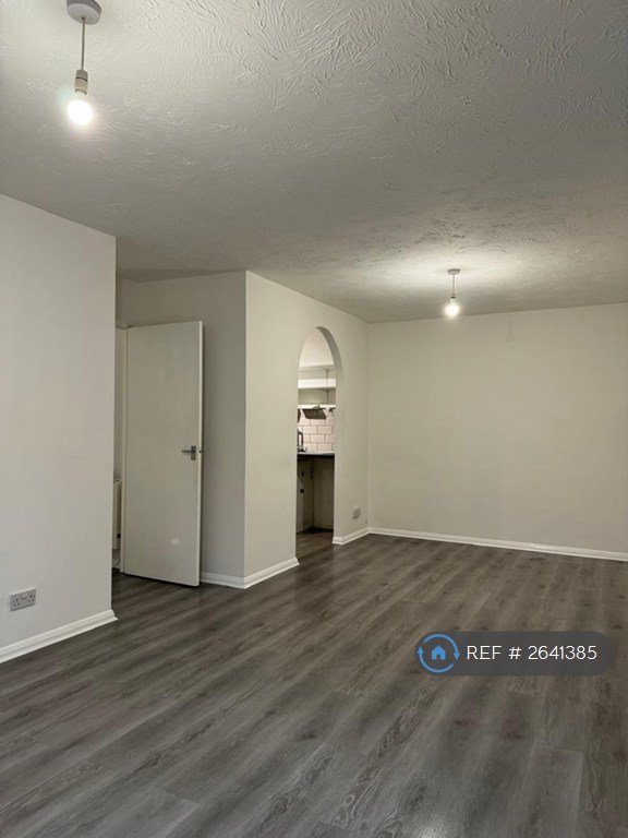 2 bedroom flat in Wordsworth Mead, Redhill, RH1 (2 bed) (#2641385)
