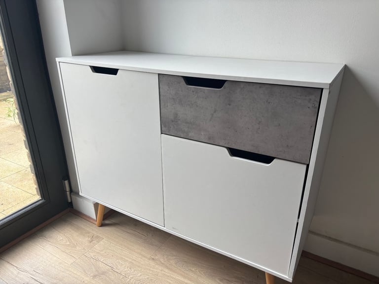 image for Bedroom Drawer Unit - URGENT FIRST COME FIRST SERVED NEEDS TO GO BY TOMORROW MORNING (6TH NOV)