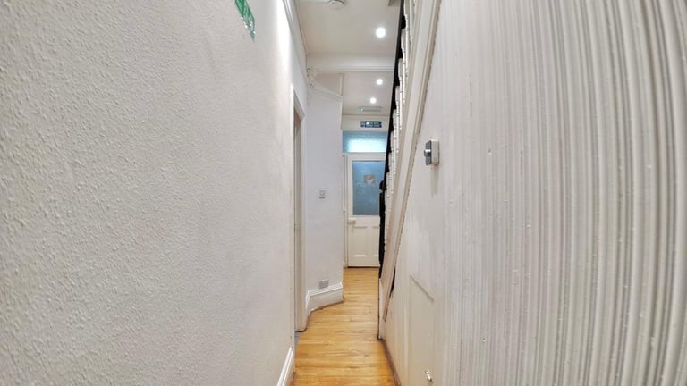 (Not a studio)En-suite loft room for single occupancy Postcode LU3 1DJ