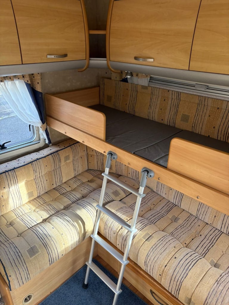 SOLD PENDING COLLECTION-2005 Sterling Eccles Sapphire 5 Berth