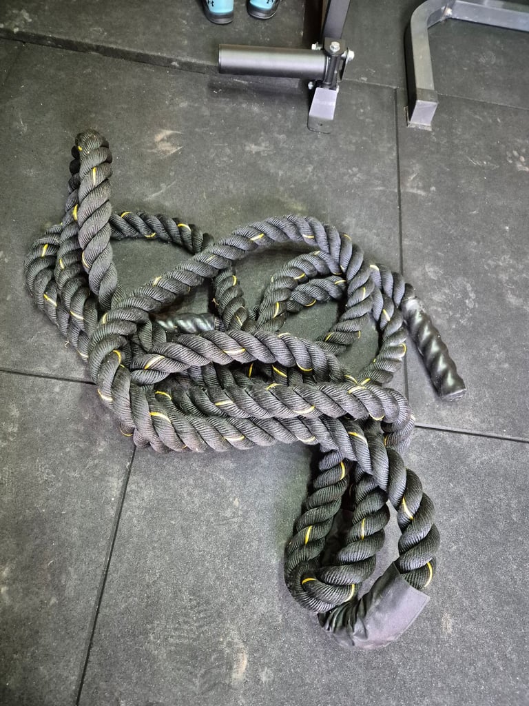 Gym battle ropes