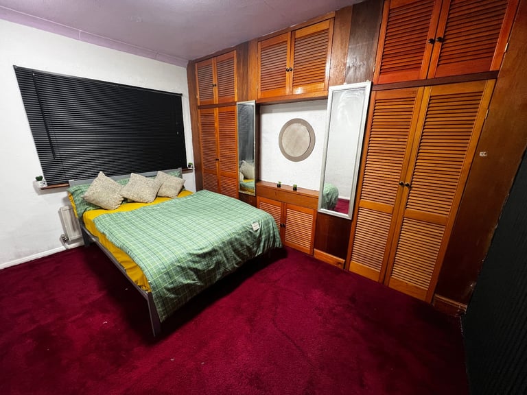 A double room - An Excellent Large Bright Double bedroom - 3mins to the train station for £150p/w