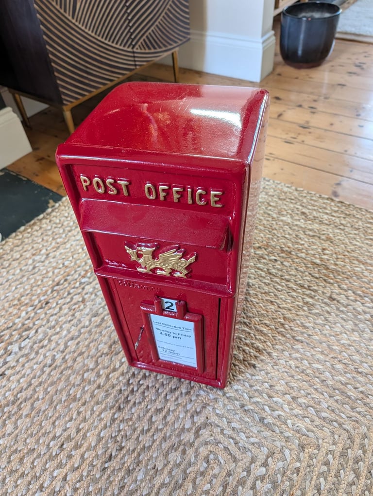Forge & Foundry red cast-iron fronted post box 